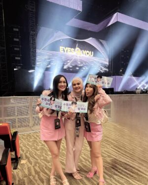 Cut Meyriska Instagram - Wahhhh Akhirnya ketemu Papi @soohyun_k216 😍💙
Super Happy bangettttt 🥰🥰🥰
Dari awal sampe Akhir terpesona lihat Papi yang jago banget Nyanyinya 😍 ngelawak jg lagi 😍
Wahhhhh hebat banget sihh, semua di borong sama @soohyun_k216 😍
Thank you jg Tacie @cherly7uno udah kasih hadiah buat Aku dan temen2 untuk nntn Papi 😍🥰
Berkah sllu Cece 🩷