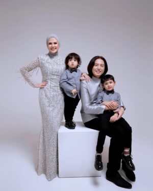 Cut Meyriska Instagram - My everything in a single picture.
Loved you then, Love you still, Always have, Always will.💙⭐️⭐️☀️

Photographer & Team @aldosinarta @hanzhp @iamraffan @heri.pp
Makeup @victoria_makeupatelier
Hijabdo @awanisaw
Fashion Stylist @gianinadebora
Family outfit @gianinadeboraofficial
Loc @studioasa_

#masyaallahtabarakallah 
#RogerChikaJouney
#ShaquilleKailiDanuarta
#JourellKenzieDanuarta 
#Family
#familyphotography