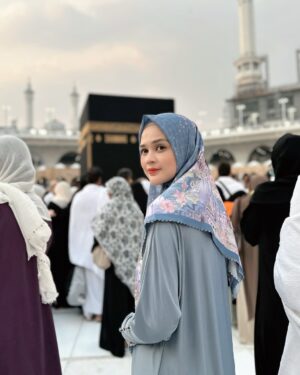 Cut Meyriska Instagram - Belum bisa move on dari Umroh kemarin, 
MasyaAllah 😇

Dan ternyata hijab  kolaborasi ku dengan @yantiadeni.official ini bisa banget dipakai untuk umroh. Bisa di style panjang sampai menutup dada 🫶🏻

Dengan 8 pilihan warna yang bisa kamu pilih sesuai warna favorite kamu dan bahan yang super nyaman tentunya, aku udah buktiin sendiri saat ibadah kemarin loh 😍

yuk yang mau samaan langsung aja chat admin atau cek langsung ke akun @yantiadeni.official untuk pemesanannya✨

#hijabsegiempat
 #hijabprinting
 #yantiadeni
 #fashionhijab 
#hijabstyle 
#hijabvoal
 #hijabumroh #YantiAdenixCutMeyriska