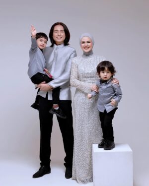 Cut Meyriska Instagram - My everything in a single picture.
Loved you then, Love you still, Always have, Always will.💙⭐️⭐️☀️

Photographer & Team @aldosinarta @hanzhp @iamraffan @heri.pp
Makeup @victoria_makeupatelier
Hijabdo @awanisaw
Fashion Stylist @gianinadebora
Family outfit @gianinadeboraofficial
Loc @studioasa_

#masyaallahtabarakallah 
#RogerChikaJouney
#ShaquilleKailiDanuarta
#JourellKenzieDanuarta 
#Family
#familyphotography