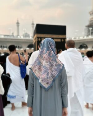 Cut Meyriska Instagram - Belum bisa move on dari Umroh kemarin, 
MasyaAllah 😇

Dan ternyata hijab  kolaborasi ku dengan @yantiadeni.official ini bisa banget dipakai untuk umroh. Bisa di style panjang sampai menutup dada 🫶🏻

Dengan 8 pilihan warna yang bisa kamu pilih sesuai warna favorite kamu dan bahan yang super nyaman tentunya, aku udah buktiin sendiri saat ibadah kemarin loh 😍

yuk yang mau samaan langsung aja chat admin atau cek langsung ke akun @yantiadeni.official untuk pemesanannya✨

#hijabsegiempat
 #hijabprinting
 #yantiadeni
 #fashionhijab 
#hijabstyle 
#hijabvoal
 #hijabumroh #YantiAdenixCutMeyriska