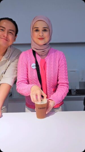 Cut Meyriska Instagram - Haii Warga Aceh ✋🏻
Peu Haba?
Yukk Jangan lupa mampir ke @ciroco.indonesia ☕️🍪🍩🤎
Banyak menu2 baru 😍🤤
Dijamin pasti bakalan ke tagihan 🤤🤤

#jepkupingonkoko 
#Ciroco 
#BandaAceh
#Aceh