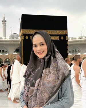 Cut Meyriska Instagram - Belum bisa move on dari Umroh kemarin, 
MasyaAllah 😇

Dan ternyata hijab  kolaborasi ku dengan @yantiadeni.official ini bisa banget dipakai untuk umroh. Bisa di style panjang sampai menutup dada 🫶🏻

Dengan 8 pilihan warna yang bisa kamu pilih sesuai warna favorite kamu dan bahan yang super nyaman tentunya, aku udah buktiin sendiri saat ibadah kemarin loh 😍

yuk yang mau samaan langsung aja chat admin atau cek langsung ke akun @yantiadeni.official untuk pemesanannya✨

#hijabsegiempat
 #hijabprinting
 #yantiadeni
 #fashionhijab 
#hijabstyle 
#hijabvoal
 #hijabumroh #YantiAdenixCutMeyriska