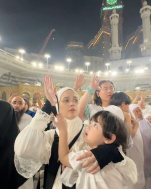 Cut Meyriska Instagram - MasyaAllah diberikan kesempatan untuk mengunjungi Rumah mu Ya’Allah 🤲🏻
Berikan lah Kami Semua Kesehatan dan Lindungi Kami Selalu Ya’Allah 🤲🏻

Semoga Semua yang Ingin Ke RumahMu dimudahkan dan dilancarkan Ya’Allah 🤲🏻
Aamiin 🤲🏻

@hananiagroup.id 

#masyaallahtabarakallah 
#Mekkah
#Umroh
#RogerChikaJourney