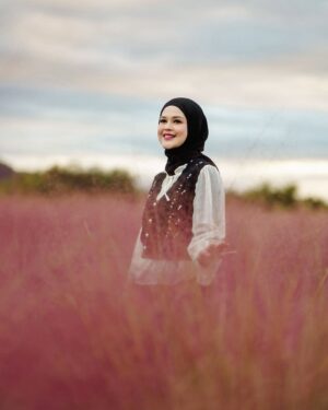 Cut Meyriska Instagram - Capturing moments, capturing memories, capturing beauty 🌷🌾

Sebentar lagi Akhir Tahun, yang mau liburan butuh Foto2 bisa langsung Hubungi @sweet.escape 
Aku kasih Promo Code nya yahh : CHEERSCHIKA 
10% off   10 extra photos for photoshoot in all destination 😍🥰

#masyaallahtabarakallah 
#seoul 
#Korea