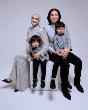 Cut Meyriska Instagram - My everything in a single picture.
Loved you then, Love you still, Always have, Always will.💙⭐️⭐️☀️

Photographer & Team @aldosinarta @hanzhp @iamraffan @heri.pp
Makeup @victoria_makeupatelier
Hijabdo @awanisaw
Fashion Stylist @gianinadebora
Family outfit @gianinadeboraofficial
Loc @studioasa_

#masyaallahtabarakallah 
#RogerChikaJouney
#ShaquilleKailiDanuarta
#JourellKenzieDanuarta 
#Family
#familyphotography