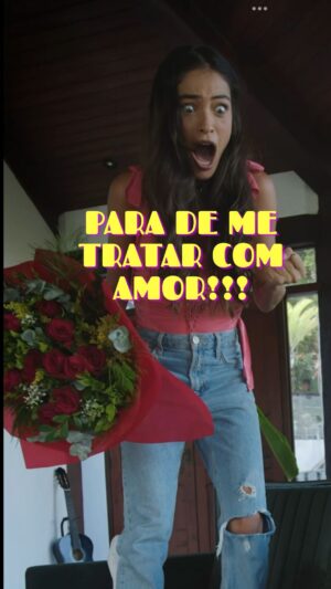 Cynthia Aparecida Instagram - Esse monólogo nasceu da dor de perceber que eu mesma me protejo de receber amor. Sim, eu sou esse paradoxo ambulante: quero carinho, mas, se me der demais, eu surto. 🥰 

Escrevi esse monólogo, atuei, quebrei a quarta parede, voltei pra cena e fiz tudo isso em plano sequência, sem nenhum corte. (Porque se é pra expor a autossabotagem, que seja sem pausa pra respirar). 

Tenho aprendido a aprender a errar. 

Meus textos têm virado meus vômitos criativos. Tenho roubado idéias dos meus meus cadernos de páginas matinais. E, sinceramente? Esses dias me peguei discutindo com o espelho e pensei: eu sou toda essa loucura aí mesmo! 🤣

~ Isso é só o começo ~ de uma série de vídeos que estou criando (sem nome ainda, porque a vida é uma eterna busca por significado e eu gosto de deixar o caos me guiar).Alguém aí tem uma sugestão de nome pra essa série boa? 👀

Vcs gostam desse tipo de conteúdo ? 

Se você se identificou, bem-vindo. Você precisa fazer parte do meu canal aqui no insta.

Agora conta:  QUAL FOI o relacionamento mais estável que você já fugiu porque era bom demais pra ser verdade?

_____________________

Atuação e texto: Cynthia Aparecida 
Direção: @victorfrad 
Espaço: @estudiocasaset