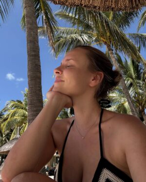 Dagi Bee Instagram - postcard from mauritius 🌺🌊🥥🐠☀️
Hotel : @paradisbeachcomber @beachcomber_hotels #beachcomberexperience