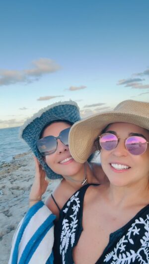 Daniela Mercury Instagram - Alguns momentos divertidos das nossas férias em @pontadejuacema com nosso amigo @ulissebaggi. Preservar lugares como esse é uma questão fundamental para nós. Amamos estar assim em contato com a natureza. #danielaemalumercury #danielamercury #frogsinthesky