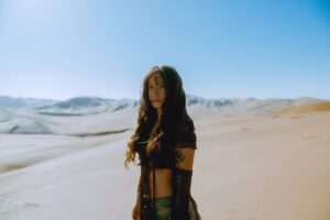 Denise Rosenthal Instagram - Hace un tiempo me invitaron a participar para hacer el soundtrack oficial de @oroamargopelicula .. 🥹🤩🫀 De siempre que quería hacer algo así y fue una hermosa invitación que hizo florecer todas mis ideas en esta canción que sale hoy a las 0:00, (con video además dirigido por la seca @rociohuertam ) .. Cuando me enviaron la peli, protagonizada por @katt_stew y @panchomelo me senté a verla y me sentí muy reflejada e inspirada con la historia 🥹♥️ Justo estaba terminando un proceso importante profesional y personalmente con mi padre, y quise escribirle esta canción, porque mucho de lo que aprendí de él lo honro y lo abrazo con toda mi alma (Te amo papo).. Es una historia preciosa e intensa la de la pelí, y después de verla en 30 minutos había hecho la canción y se la mandé al @andrescelism para que la produciría e hiciera su magia 🪄. La película está llena de resiliencia y de valentía femenina abrazando esa masculinidad que nos entregan esos padres que lo dan todo y más para acompañar y guiar a sus crías con la sabiduría y las herramientas que tienen para entregar.  Vayan a ver la película, que se estrena este 8 de Mayo en todos los cines del país, apoye lo nacional, conozca historias diferentes y sobre todo, abrace y valore la colaboración de las culturas!! (Para la próxima invítenme a actuar también 🤩🥹 jiji) Un besito a todxs, ya pronto se vienen muchas cositas