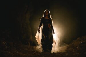 Denise Rosenthal Instagram - Hace un tiempo me invitaron a participar para hacer el soundtrack oficial de @oroamargopelicula .. 🥹🤩🫀 De siempre que quería hacer algo así y fue una hermosa invitación que hizo florecer todas mis ideas en esta canción que sale hoy a las 0:00, (con video además dirigido por la seca @rociohuertam ) .. Cuando me enviaron la peli, protagonizada por @katt_stew y @panchomelo me senté a verla y me sentí muy reflejada e inspirada con la historia 🥹♥️ Justo estaba terminando un proceso importante profesional y personalmente con mi padre, y quise escribirle esta canción, porque mucho de lo que aprendí de él lo honro y lo abrazo con toda mi alma (Te amo papo).. Es una historia preciosa e intensa la de la pelí, y después de verla en 30 minutos había hecho la canción y se la mandé al @andrescelism para que la produciría e hiciera su magia 🪄. La película está llena de resiliencia y de valentía femenina abrazando esa masculinidad que nos entregan esos padres que lo dan todo y más para acompañar y guiar a sus crías con la sabiduría y las herramientas que tienen para entregar.  Vayan a ver la película, que se estrena este 8 de Mayo en todos los cines del país, apoye lo nacional, conozca historias diferentes y sobre todo, abrace y valore la colaboración de las culturas!! (Para la próxima invítenme a actuar también 🤩🥹 jiji) Un besito a todxs, ya pronto se vienen muchas cositas