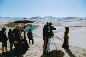 Denise Rosenthal Instagram - Hace un tiempo me invitaron a participar para hacer el soundtrack oficial de @oroamargopelicula .. 🥹🤩🫀 De siempre que quería hacer algo así y fue una hermosa invitación que hizo florecer todas mis ideas en esta canción que sale hoy a las 0:00, (con video además dirigido por la seca @rociohuertam ) .. Cuando me enviaron la peli, protagonizada por @katt_stew y @panchomelo me senté a verla y me sentí muy reflejada e inspirada con la historia 🥹♥️ Justo estaba terminando un proceso importante profesional y personalmente con mi padre, y quise escribirle esta canción, porque mucho de lo que aprendí de él lo honro y lo abrazo con toda mi alma (Te amo papo).. Es una historia preciosa e intensa la de la pelí, y después de verla en 30 minutos había hecho la canción y se la mandé al @andrescelism para que la produciría e hiciera su magia 🪄. La película está llena de resiliencia y de valentía femenina abrazando esa masculinidad que nos entregan esos padres que lo dan todo y más para acompañar y guiar a sus crías con la sabiduría y las herramientas que tienen para entregar.  Vayan a ver la película, que se estrena este 8 de Mayo en todos los cines del país, apoye lo nacional, conozca historias diferentes y sobre todo, abrace y valore la colaboración de las culturas!! (Para la próxima invítenme a actuar también 🤩🥹 jiji) Un besito a todxs, ya pronto se vienen muchas cositas