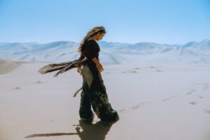 Denise Rosenthal Instagram - Hace un tiempo me invitaron a participar para hacer el soundtrack oficial de @oroamargopelicula .. 🥹🤩🫀 De siempre que quería hacer algo así y fue una hermosa invitación que hizo florecer todas mis ideas en esta canción que sale hoy a las 0:00, (con video además dirigido por la seca @rociohuertam ) .. Cuando me enviaron la peli, protagonizada por @katt_stew y @panchomelo me senté a verla y me sentí muy reflejada e inspirada con la historia 🥹♥️ Justo estaba terminando un proceso importante profesional y personalmente con mi padre, y quise escribirle esta canción, porque mucho de lo que aprendí de él lo honro y lo abrazo con toda mi alma (Te amo papo).. Es una historia preciosa e intensa la de la pelí, y después de verla en 30 minutos había hecho la canción y se la mandé al @andrescelism para que la produciría e hiciera su magia 🪄. La película está llena de resiliencia y de valentía femenina abrazando esa masculinidad que nos entregan esos padres que lo dan todo y más para acompañar y guiar a sus crías con la sabiduría y las herramientas que tienen para entregar.  Vayan a ver la película, que se estrena este 8 de Mayo en todos los cines del país, apoye lo nacional, conozca historias diferentes y sobre todo, abrace y valore la colaboración de las culturas!! (Para la próxima invítenme a actuar también 🤩🥹 jiji) Un besito a todxs, ya pronto se vienen muchas cositas