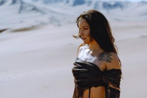 Denise Rosenthal Instagram - Hace un tiempo me invitaron a participar para hacer el soundtrack oficial de @oroamargopelicula .. 🥹🤩🫀 De siempre que quería hacer algo así y fue una hermosa invitación que hizo florecer todas mis ideas en esta canción que sale hoy a las 0:00, (con video además dirigido por la seca @rociohuertam ) .. Cuando me enviaron la peli, protagonizada por @katt_stew y @panchomelo me senté a verla y me sentí muy reflejada e inspirada con la historia 🥹♥️ Justo estaba terminando un proceso importante profesional y personalmente con mi padre, y quise escribirle esta canción, porque mucho de lo que aprendí de él lo honro y lo abrazo con toda mi alma (Te amo papo).. Es una historia preciosa e intensa la de la pelí, y después de verla en 30 minutos había hecho la canción y se la mandé al @andrescelism para que la produciría e hiciera su magia 🪄. La película está llena de resiliencia y de valentía femenina abrazando esa masculinidad que nos entregan esos padres que lo dan todo y más para acompañar y guiar a sus crías con la sabiduría y las herramientas que tienen para entregar.  Vayan a ver la película, que se estrena este 8 de Mayo en todos los cines del país, apoye lo nacional, conozca historias diferentes y sobre todo, abrace y valore la colaboración de las culturas!! (Para la próxima invítenme a actuar también 🤩🥹 jiji) Un besito a todxs, ya pronto se vienen muchas cositas