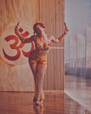 Denise Rosenthal Instagram - Mantra es una canción que escribí desde la dicha misma de explorar mi espiritualidad y mi proceso interno de manera libre y divertida.  Aunque no mucho lo he dicho, llevo años trabajando en mi y en mi camino personal/espiritual, y como tod@s, he pasado por momentos en donde pierdo el sentido, o pierdo la fe, o caigo en cuenta que tengo incongruencias, o que a veces hasta no quiero caer en el positivismo tóxico, o en la poca objetividad, o no sé la vida es compleja sabí, y no queda otra que reírse a veces.. Me río de mi misma y me digo todo lo que dice esta canción, y sigo … Esta canción es como un diálogo interno, haha… Por que a las finales, a qué vino una a la vida?  A explorar, a vivir esta experiencia humana desde la búsqueda, la complejidad y sobre todo por la búsqueda de ser un poco más libres y felices.  Sé que esta canción puede resonarles a todos de diferentes maneras, y me encanta, de eso se trata mi trabajo, de generarles algo, y lo hago desde todo mi corazón, ilusión e ímpetu.  Gracias a todxs quienes participaron por hacer realidad nuevamente mi visión y locurita jiji 🫶🏽🫣🧿🪬 Amor y paz para el mundo ahyia 🤣 Espero sus videos y mantras, que más les gustaría saber ???