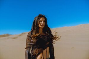 Denise Rosenthal Instagram - Hace un tiempo me invitaron a participar para hacer el soundtrack oficial de @oroamargopelicula .. 🥹🤩🫀 De siempre que quería hacer algo así y fue una hermosa invitación que hizo florecer todas mis ideas en esta canción que sale hoy a las 0:00, (con video además dirigido por la seca @rociohuertam ) .. Cuando me enviaron la peli, protagonizada por @katt_stew y @panchomelo me senté a verla y me sentí muy reflejada e inspirada con la historia 🥹♥️ Justo estaba terminando un proceso importante profesional y personalmente con mi padre, y quise escribirle esta canción, porque mucho de lo que aprendí de él lo honro y lo abrazo con toda mi alma (Te amo papo).. Es una historia preciosa e intensa la de la pelí, y después de verla en 30 minutos había hecho la canción y se la mandé al @andrescelism para que la produciría e hiciera su magia 🪄. La película está llena de resiliencia y de valentía femenina abrazando esa masculinidad que nos entregan esos padres que lo dan todo y más para acompañar y guiar a sus crías con la sabiduría y las herramientas que tienen para entregar.  Vayan a ver la película, que se estrena este 8 de Mayo en todos los cines del país, apoye lo nacional, conozca historias diferentes y sobre todo, abrace y valore la colaboración de las culturas!! (Para la próxima invítenme a actuar también 🤩🥹 jiji) Un besito a todxs, ya pronto se vienen muchas cositas