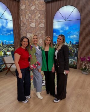 Derya Baykal Instagram - Bugün Derya Baykal ile Hayata Dair'de birbirinden yetenekli ve üretken kadınlarla beraberim❤️

13.15'te TYT Türk ekranlarında buluşalım, hepinizi bekliyoruz✨❤️

Makyaj: @dnzklc10 
Kıyafet: @gustogiyim 
Styling: @sedefalginer