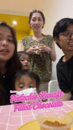 Devina Aureel Instagram - Kapan lagi review Pistachio Kunafa Filled Chocolate nya @confortbakes x @vendryana beneran enak guysss! Terus ada 2 pilihan yg Milk Chocolate & Dark Chocolate.. kalo suka yg milky creamy manis pilih yg milk chocolate tp kalo suka yg chocolate lebih dominan tp gak terlalu pait ke dark choco ya!! Harganya under 90rb loh! Cocok buat hampersssss!! Lesssgoo pesen di @confortbakes 🫶🏻