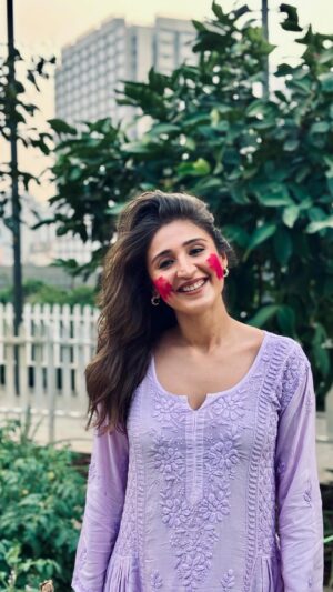 Dhvani Bhanushali Instagram - Hugs, love and jalebis to you this holi 🩵