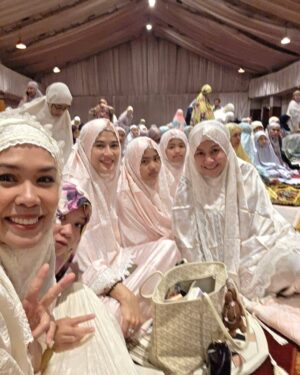 Dian Sastrowardoyo Instagram - Maaf lahir batin semuanya🙏🏼🙏🏼🙏🏼 semoga hari ini kita bisa berkumpul bersama keluarga dan orang-orang terdekat dan mensyukuri kebersamaan.