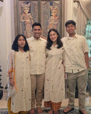 Dian Sastrowardoyo Instagram - Maaf lahir batin semuanya🙏🏼🙏🏼🙏🏼 semoga hari ini kita bisa berkumpul bersama keluarga dan orang-orang terdekat dan mensyukuri kebersamaan.