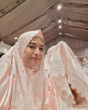 Dian Sastrowardoyo Instagram - Maaf lahir batin semuanya🙏🏼🙏🏼🙏🏼 semoga hari ini kita bisa berkumpul bersama keluarga dan orang-orang terdekat dan mensyukuri kebersamaan.