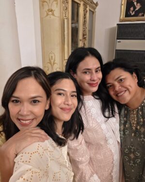 Dian Sastrowardoyo Instagram - Maaf lahir batin semuanya🙏🏼🙏🏼🙏🏼 semoga hari ini kita bisa berkumpul bersama keluarga dan orang-orang terdekat dan mensyukuri kebersamaan.