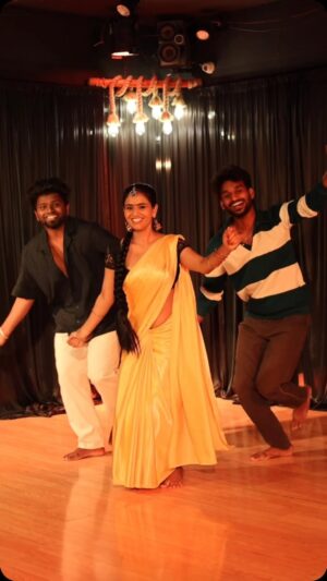 Divya Dharshini Instagram - Thaaaaaaaa 💛
.
.
.
@arul_harish22 
@sriram_thamilchelvan 
.
#oldtrend #kathala #kannala #saree #love #trending #viral #insta #dance #réel #divya #💛