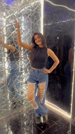Divya Dharshini Instagram - Na Dhaney Teriyum ahhhh 🫂🖤
.
#gunacave 🫶🏻
.
#dance #video #viral #trending #réel #divya #insta #love #🖤