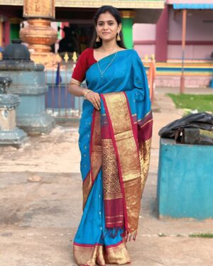 Divya Dharshini Instagram - Kannaney Kannaney Endhan Mannaney 👑
Sorgathai Kaiyil Tharavaaaaa 🫴🏻
.
#sareelove #moms #saree #fav #secret #🫴🏻