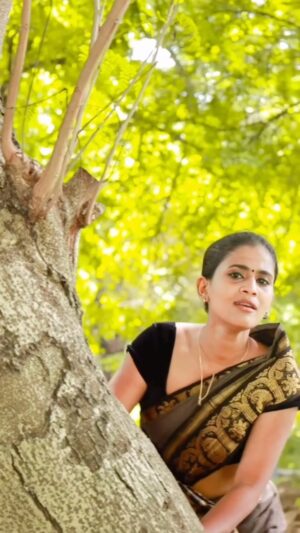 Divya Dharshini Instagram - Nenjukula Poota Potu Vachikura Vaadi 🖤
.
#pasappukali #fav #song #saree #love #mine #secret #reels #trending #viral #instagram #reels #dd #divyadharshini #divyamadhu #🙈 #🖤