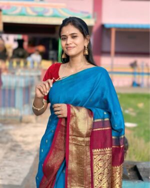 Divya Dharshini Instagram - Unna En Da Paathey Naaa 🫣
.
Mom saree is Always Spl 🖤& Unique too 😍
#sareelove 
.
#secret #love #peace #saree #🫣