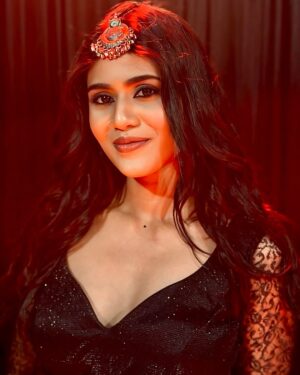 Divya Dharshini Instagram - Kannukkula onna maatikiten 🫣
.
Mua @shrusti_makeover 😍
Pc @sarakutty4563 🖤
.
#black #photooftheday #click #moments #trend #vibe #viral 
#secret #insta #love #divya #dance #🖤