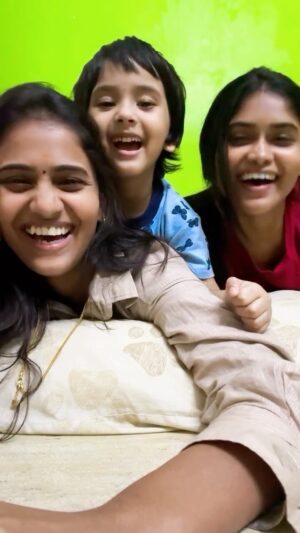 Divya Dharshini Instagram - Mmmmmm 😘Ahhahahah 😍
Comment ur fav 🩷🖤🤍
.
With my @d.kanishka_sri_12 🫂😘
@priyadurai_saami_official 😍😘
.
@iamharishkalyan 🖤
.
#funtime #viral #love #mother #daughter #bonding #boring #time