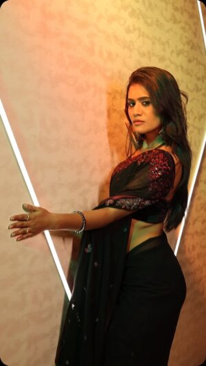 Divya Dharshini Instagram - Unnakul Naaney 🧊 🌚
17yrs of Pachai Killi Muthu Saram 🫣
.
@r_sarath_kumar 
@jyotika 
#romantic #song #secret #love #🫴🏻 
.
Mua : 🖤 @shrusti_makeover 😘
Cm : 🖤 @i.hare_sh 😁
.
#saree #trending #viral #dance #insta #song #old #17 #years #pachaikilimuthucharam #🫂 #divya #🖤