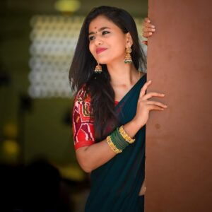 Divya Dharshini Instagram - Enna Vena Ena Neyum Senjikoya 🙈
.
Pc . @dreeam_vmedia 🖤
.
#secret 🫣
#selflove #saree #mine #🙈