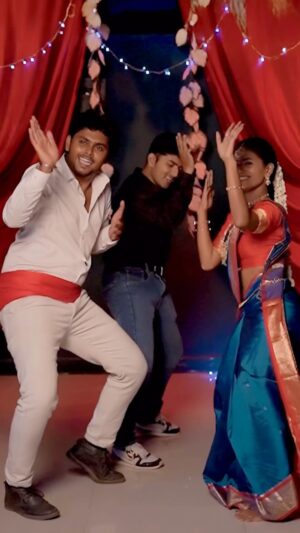 Divya Dharshini Instagram - Hey Kaaatumalliiiii🙈
.
With @dinesh_ofc_ 🕺
.
@actorsuriya 🖤
@hegdepooja 🖤
@sherif_choreographer 🕺
.
Cm @sriram_mk_offl 
Mua @ivaldeepikamakeoverartistry 
#santhoshnarayanan #sana #trending #love #dance #insta #saree #new #traditional #vibes #80s #feel #🖤