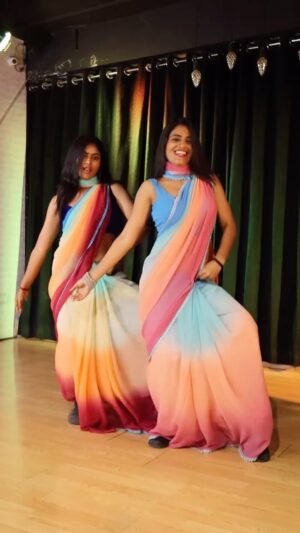 Divya Dharshini Instagram - Watchfully: Iravum pagalum 
  uzhaikkurom naanga ..💪🏼🔥

#thodaadha  #valliammaperaandi 🎧🎵

Lyric/composed/performed by @therukural 🔥

@sonymusic_south ♥️

W/: @divyadharshini_madhu ♥️

Choreographer: @black_allforone @crewallforone

Mua /: @shrusti_makeover ♥️

#reels #reelsinstagram #explore #explorepage #trendingreels #priyadurai_saami #dd #🤍 #💕 #arivu #saree