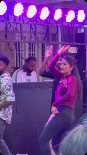 Divya Dharshini Instagram - Indha Vayasu Pona 😂 Vera Vayasu Ilaaa 🤩
17yrs of Polladhavan 💃🕺
Book ur events with us 😻
Contact 8148844063
.
@dhanushkraja 😘
.
#danceversity #welcome #dance #dj #performance #my #team #dd #squad #always #fav #polladhavan #17years #people #🖤