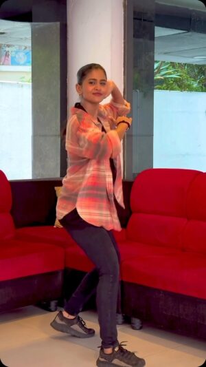 Divya Dharshini Instagram - MAKKAMISHI ⚡️
Watchfully: #makkamishi from #Brother
A @jharrisjayaraj Vibe
Choreography @iamsandy_off 😍master
Lyrics& Vocal @paaldabba.iam 
@jayamravi_official ♥️
@screensceneoffl @rajeshmdirector @thinkmusicofficial #thinkmusic #divyamadhu #divyadharshini #🖤 #danceversity