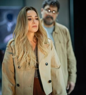 Dolunay Soysert Instagram - Nefes aldığımız,hikayelerimizi paylaştığımız,tekrar tekrar başka bedenlerle yeniden doğduğumuz,el ele tutuşarak seyirciye koştuğumuz,alkışı başımıza taç,sahneyi kutsal alanımız yaptığımız,tozuyla şifalanıp coştuğumuz tiyatromuz. 27 Mart Dünya Tiyatrolar Günümüz Kutlu Olsun.Tüm meslektaşlarımı,oynama ve oyunda kalma arzusunu  içinde hisseden herkesi ve  özellikle seyircilerimizi sevgiyle kucaklarım.Zor zamanların kurtuluşudur sanat.Sessizlikte ses,karanlıkta ışık,huzursuzlukta duruştur.Çalınan neşemiz için,hayata sarıldığımızı göstermek için buyrun salonlara! #evlilikteufaktefekcinayetler @aysatiyatro #dünyatiyatrolargünü