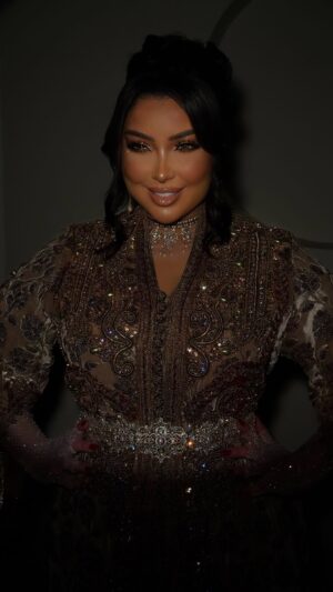 Dounia Batma Instagram - اللللوك دمااااار …🔥
 التكشيطة الهماوية تصميم الحب @negafa.soltana 

….🤍 #no_filter  #ماشاءالله  #دنيا_بطمه 

ادارة الاعمال :

@btissambatmaofficial 

ميكاب :

@souma__makeup 

الشعر :

@asmaa.hairstyle 

الابتسامة :

@dr.bijarch_latifa 

شكرا حبيبتي غيتة :

@dr.rita.lips 

الموقع :

@ostudio.byobeid