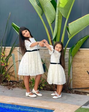 Dounia Batma Instagram - احلى بنوتات ما شاء الله ❤️

Robes : @marielle_kids.ma