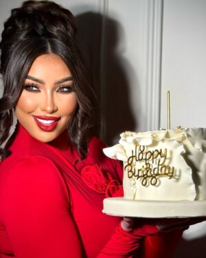 Dounia Batma Instagram - It’s my birthday…Aries queen ⚜️❤️‍🔥🎊
.
Makeup by @souma__makeup 
Hair @obiedofficial 
Dress @lafabuleuse_01 
Cake @cake_wafae_maison