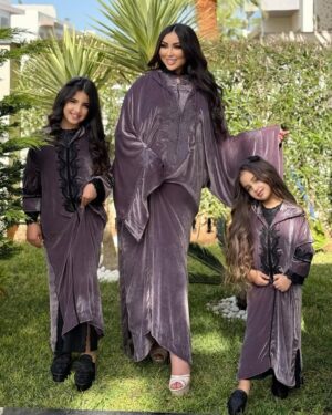 Dounia Batma Instagram - عيدكم مبارك أحبابي 🤍
.
كيف جاتكم إطلالة العيد أنا وبناتي  ما شاء الله بالجلابة من تصميم لغزالة @bouchraelmarzouqy 
.
👠 @casadeiofficial