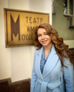 Ekaterina Guseva Instagram - С Днём Театра ! #ЕкатеринаГусева
