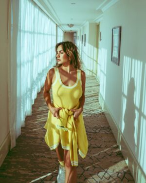 Ela Velden Instagram - No necesitaba que se abriera. Me fui firme, porque hay puertas mejores esperándome. @aloyoga