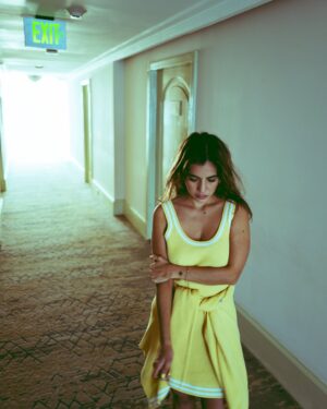 Ela Velden Instagram - No necesitaba que se abriera. Me fui firme, porque hay puertas mejores esperándome. @aloyoga