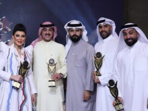 Elham Al Fadalah Instagram - الحمد لله رب العالمين 
تشرفت بتكريمي كشخصية مهرجان نجوم الفن والاعلام على مسيرتي الفنية ، والحمد لله مسلسلنا #بيت_حموله فاز بـ ٩ جوائز 🏆🥇

سعيدة بهذا النجاح وكل الشكر للقائميين على هذا المهرجان والف مبروك لنجوم #بيت_حموله 

شكراً لزوجي وسندي اللي دعمني وكان معاي بكل نجاحاتي والف مبروك ياحبيبي على تكريمك ❤️
@shehabaljowhar