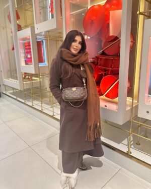 Elham Al Fadalah Instagram - لوكات سفرة لندن كلها من #شي_ان  والحين نزلو كولكشن رمضان من الدراريع والاكسسوارات والمواعين اغراضهم تينن ومسوين خصومات بمناسبة قرب شهر رمضان المبارك 

وكود خصمي يخصم خصم اضافي بنسبة 20% 
ELHAM

@shein_ar #sheinramadan ，#SHEINramadansale, #ad
وهذه ارقام القطع اللي لابستها:

البنفسجي
44777660
25411675

البني
42397466
45713251
45825947

العنابي
42596587
49230889
48639551